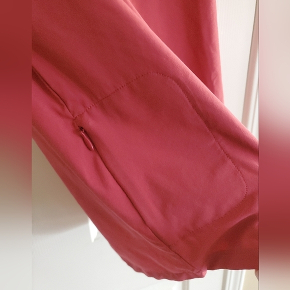 Eddie Bauer Women's Departure Short-Sleeve V-Neck T-Shirt - Picture 5 of 7